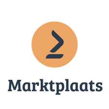 Het logo van Marktplaats toont een gestileerde "M" in donkerblauw binnen een oranje cirkel, gepositioneerd boven het woord "Marktplaats" in bijpassende donkerblauwe tekst. Net zoals YouLynq.me professionals verbindt op platforms als LinkedIn, symboliseert dit ontwerp verbinding en community.